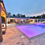 Lakefront Getaway In Sunny Florida With Heated Pool