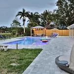Lakefront Getaway In Sunny Florida With Heated Pool