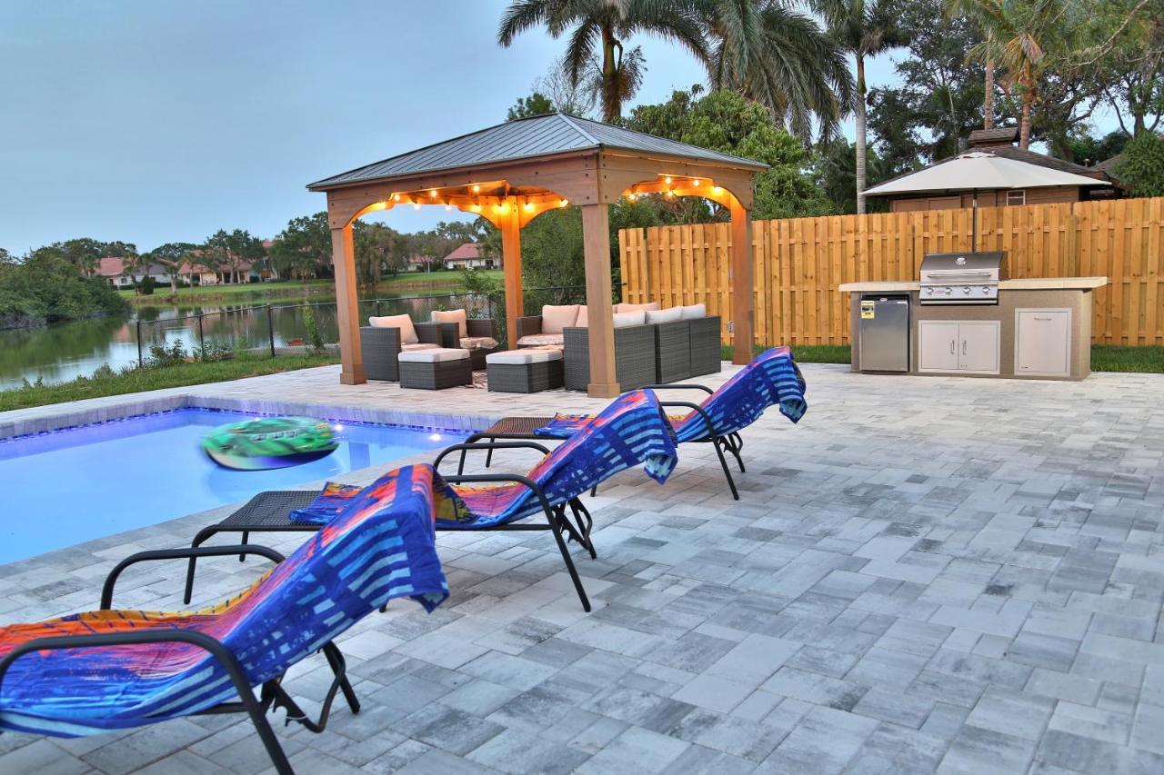 Lakefront Getaway In Sunny Florida With Heated Pool Villa *