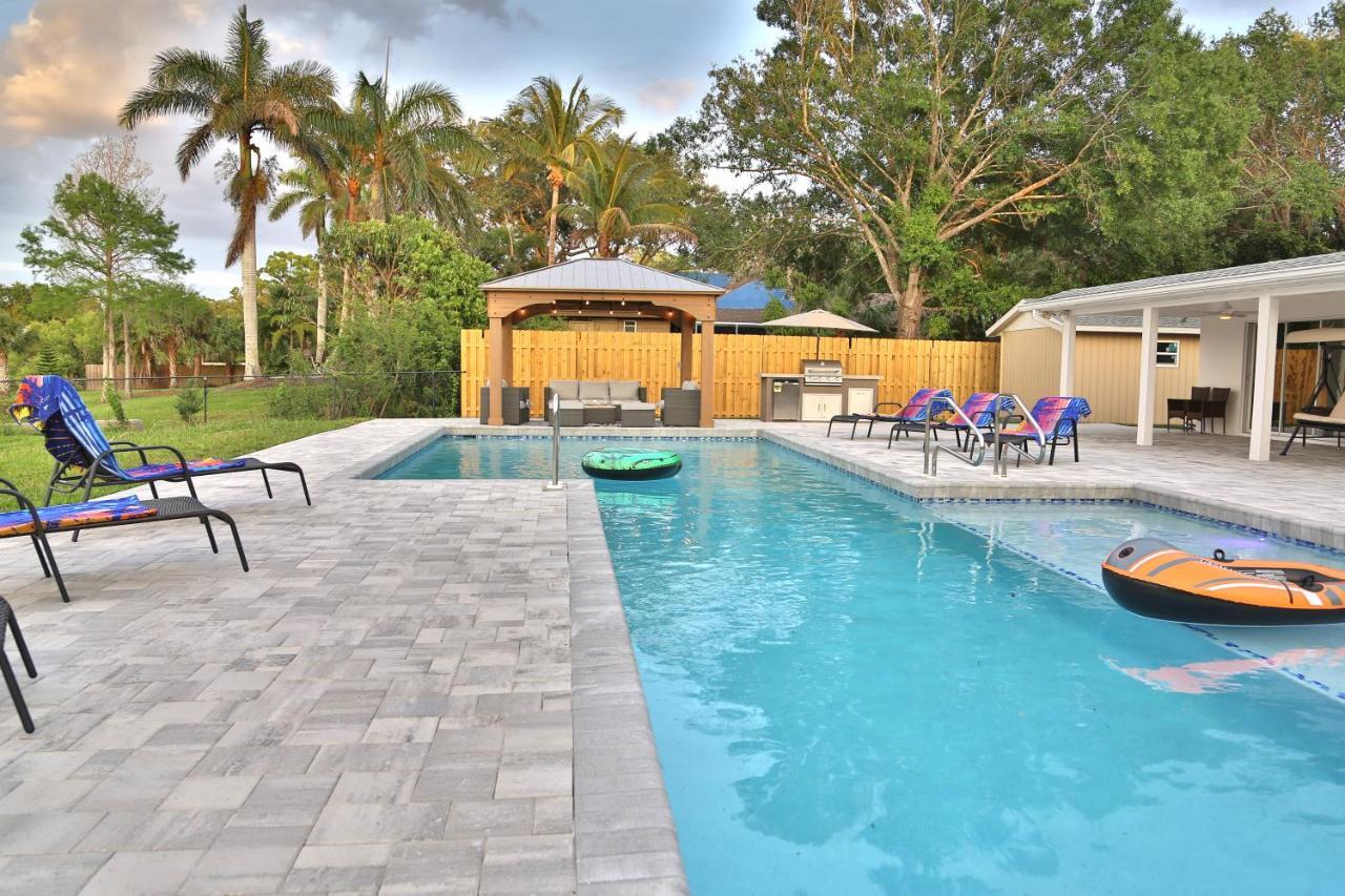 Lakefront Getaway In Sunny Florida With Heated Pool