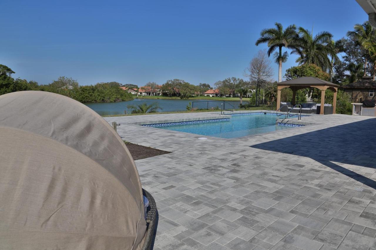 Lakefront Getaway In Sunny Florida With Heated Pool Villa *