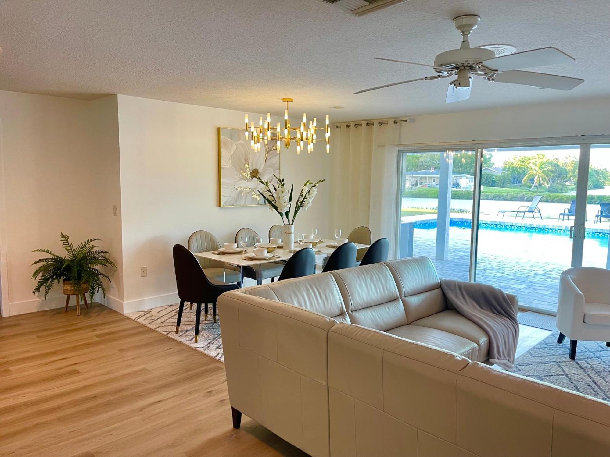 Lakefront Getaway In Sunny Florida With Heated Pool Villa