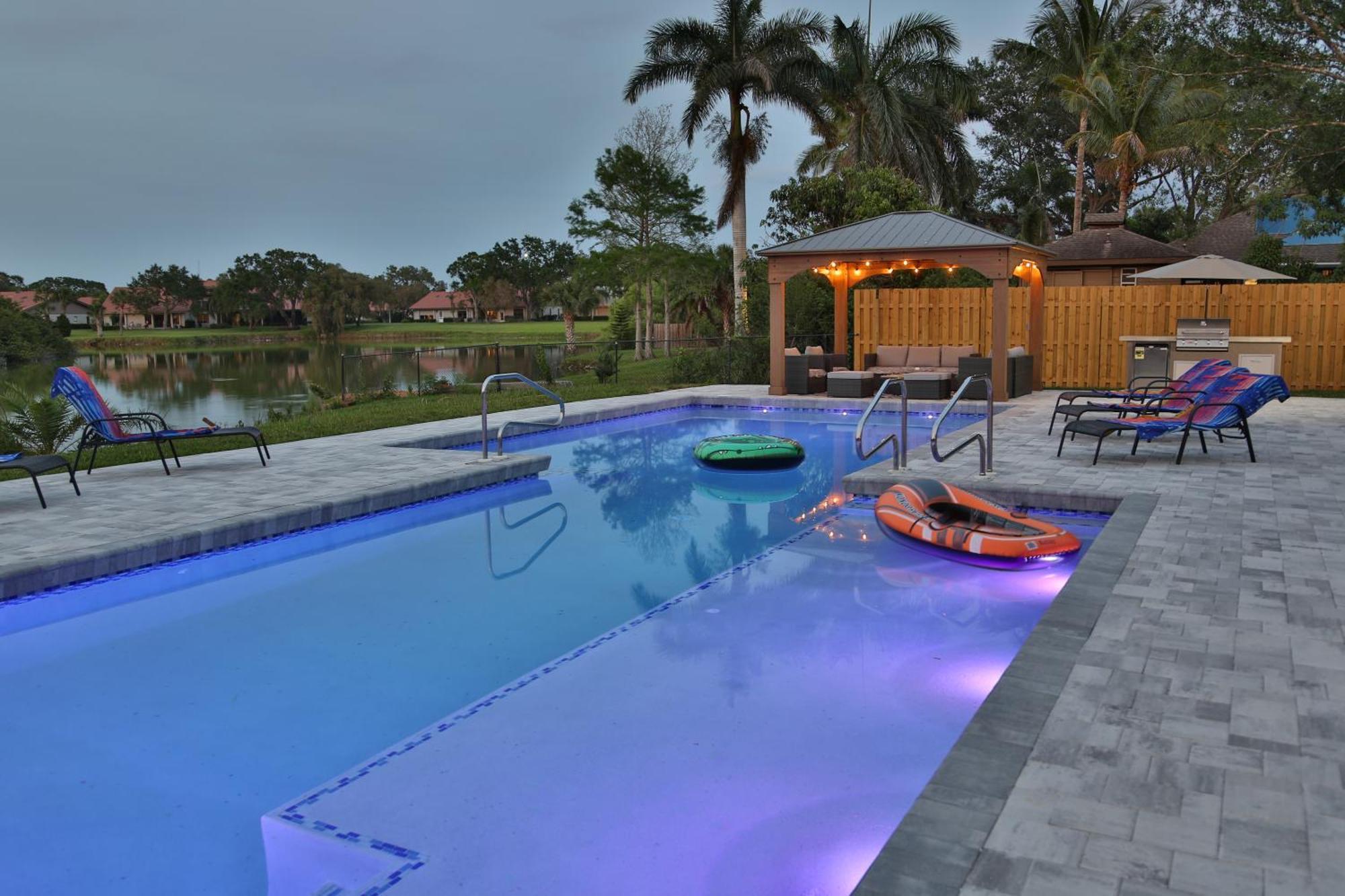 Lakefront Getaway In Sunny Florida With Heated Pool