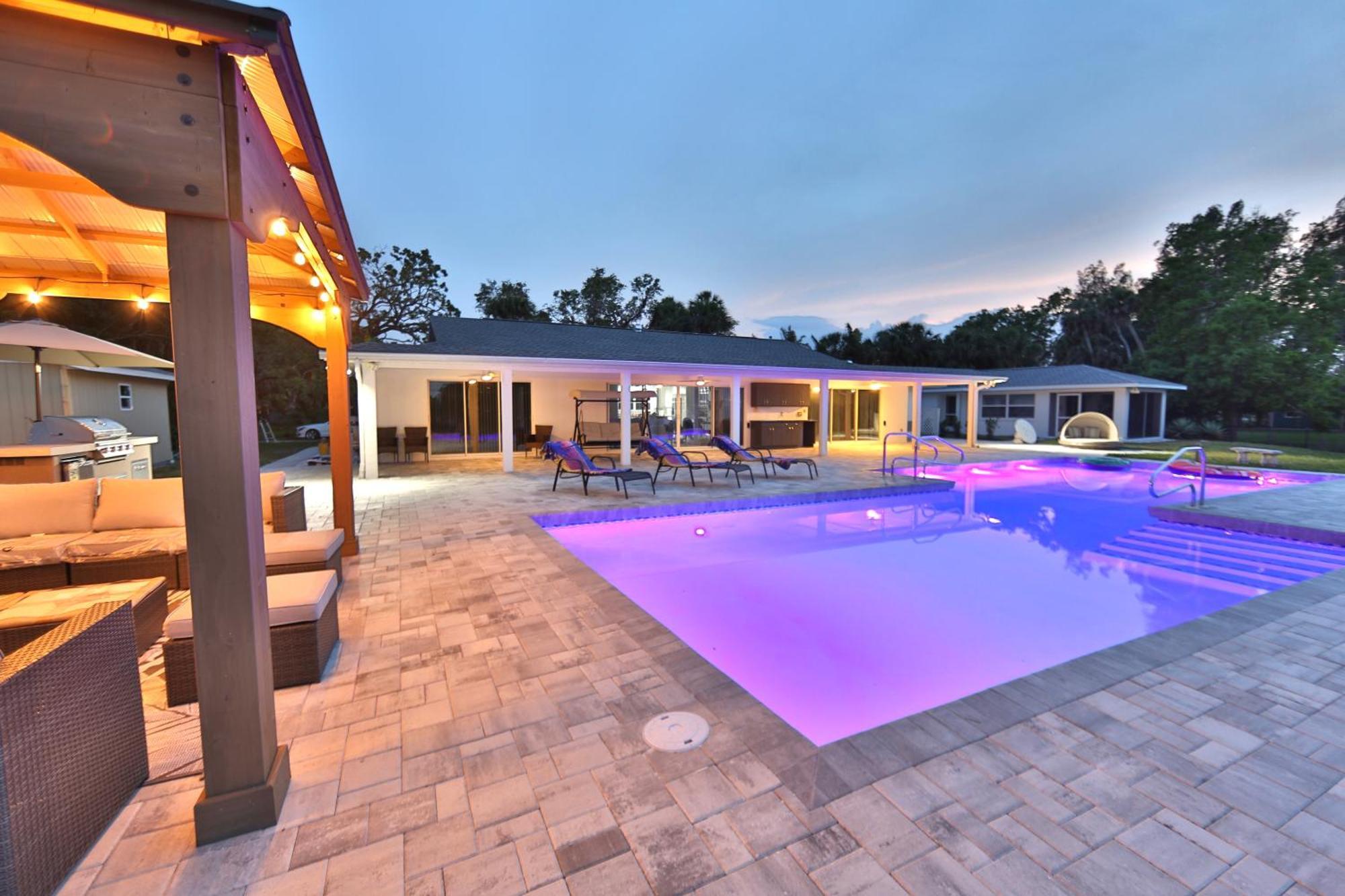Villa Lakefront Getaway In Sunny Florida With Heated Pool