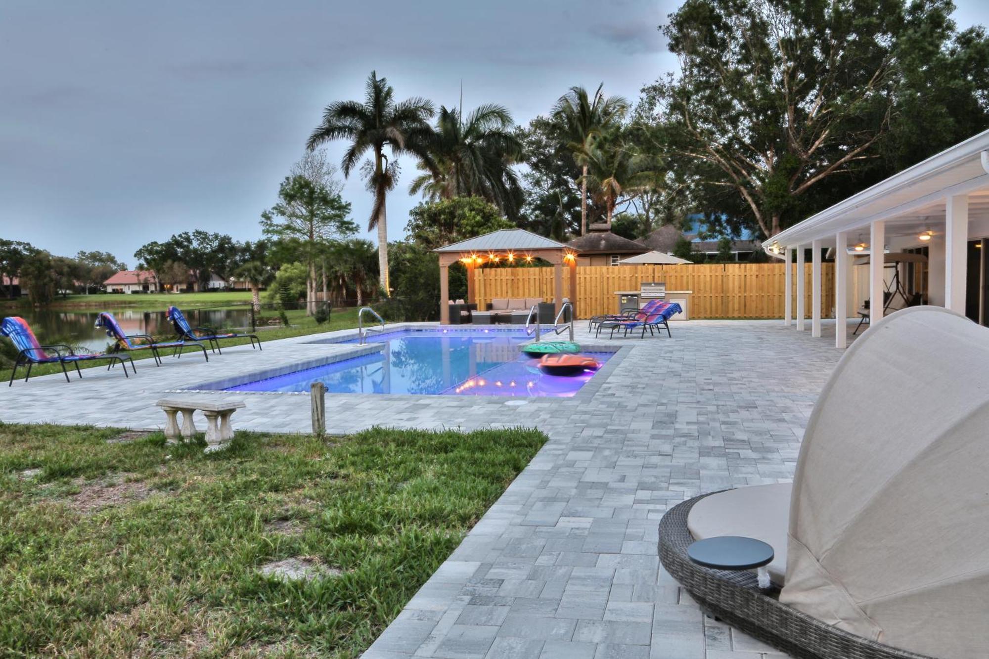 Villa Lakefront Getaway In Sunny Florida With Heated Pool Sarasota